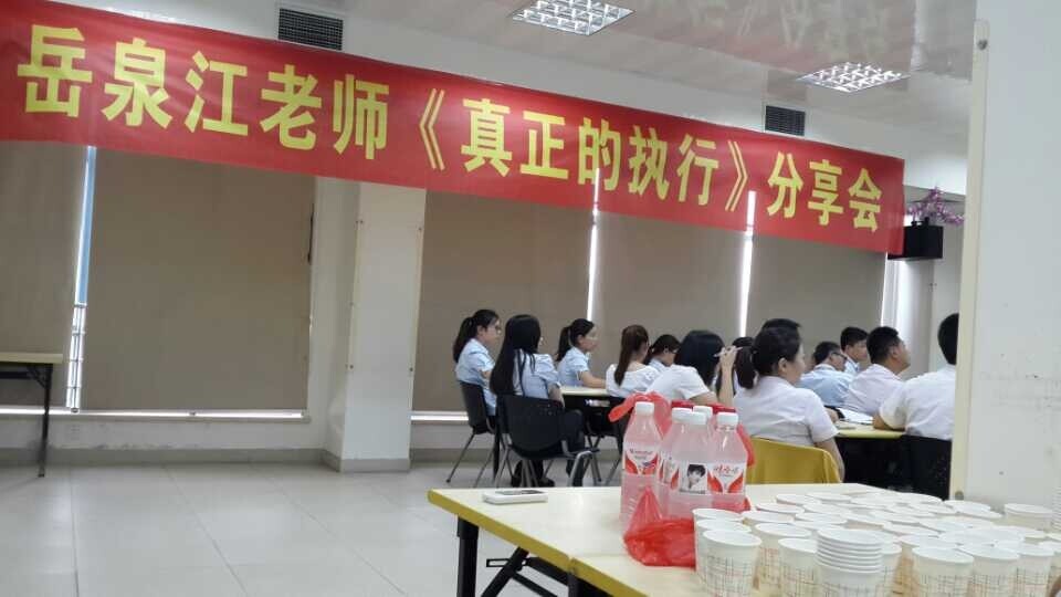 大家认真记录着笔记，不放过任何一个知识点